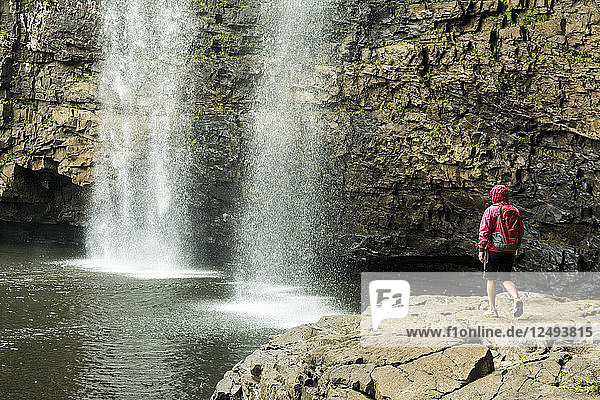 Eine Frau wandert unterhalb der Lower Cane Creek Falls  Fall Creek Falls State Park  Pikeville  Tennesee.