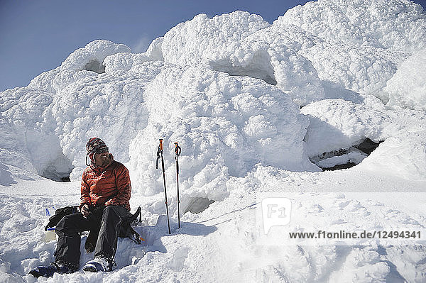 Männlicher Skifahrer auf dem dampfenden Gipfel des Mount Augustine  Alaska  USA