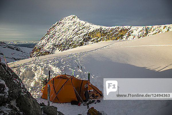 Das letzte Licht des Tages und ein Zelt während einer Skitour in den Coast Mountains bei Whistler  British Columbia  Kanada.