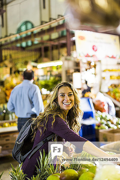 Lächelnde Frau Einkaufen auf dem Markt während des Urlaubs in Puerto Rico