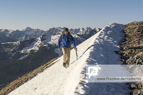 Ein Mann wandert einen Schneehang oberhalb des Molas-Passes im San Juan National Forest  Durango  Colorado