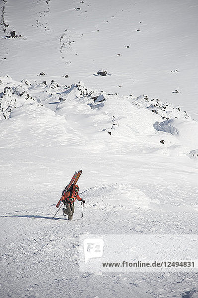 Männlich Skifahrer Wandern in Mount Saint Augustine Volcano  Alaska  Usa