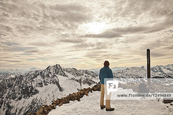 Ein Wanderer steht auf dem Gipfel des Frosty Peak im Manning Provincial Park  British Columbia  Kanada.