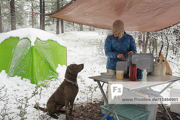 Frau mit ihrem Hund Camping auf Boggy Draw  Dolores  Colorado