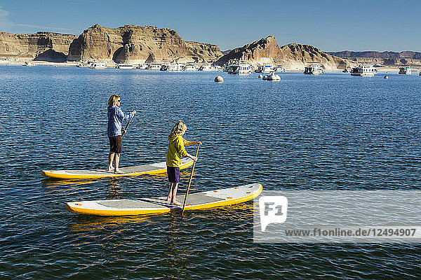 Eine Mutter und ihre Tochter paddeln auf dem Lake Powell  Wahweap Marina  Glen Caynon National Recreation Area  Page  Arizona.