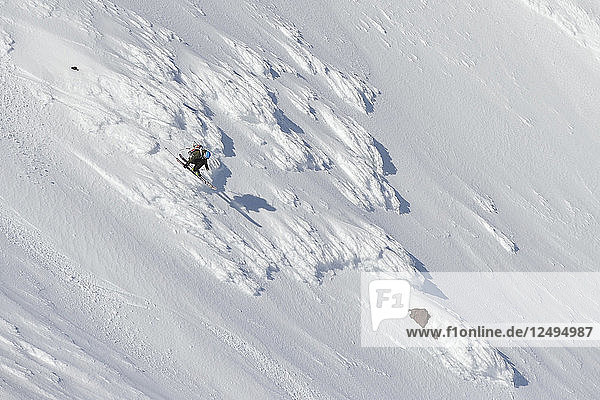 Hohe Winkel Ansicht der Skifahrer Skifahren am Mount Augustine  Alaska  Usa