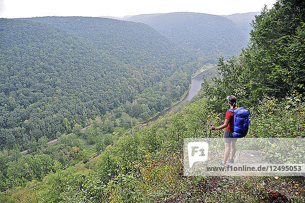 Rucksacktouristin beim Wandern auf dem West Rim Trail im Tioga State Park im Norden von Pennsylvania im September 2011. Der 30 Meilen lange Weg überblickt die Pine Creek Gorge und gilt als der Grand Canyon von Pennsylvania.