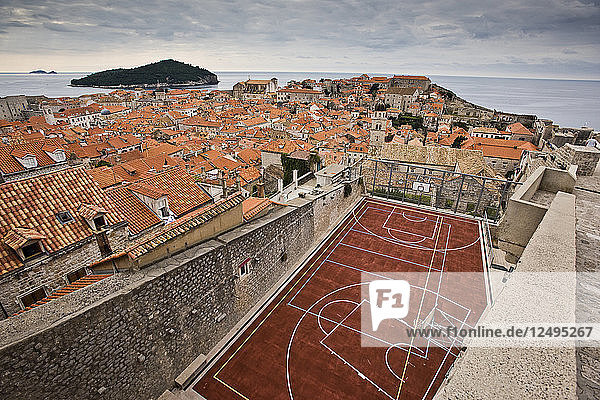 Ein Basketballplatz und die Skyline von Dubrovnik  Kroatien.