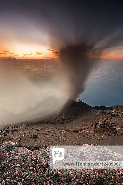 Ascheausbruch am Vulkan Stromboli in Italien