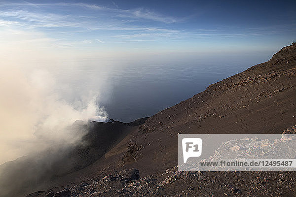 Stromboli Vulkaninsel Dampf aus einem aktiven Krater