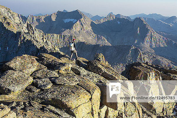 Ein Mann wandert auf dem Gipfel des Mount Mendel entlang der 8 5 Meilen langen Evolution Traverse  John Muir Wilderness  Kings Canyon National Park  Bishop  Kalifornien.