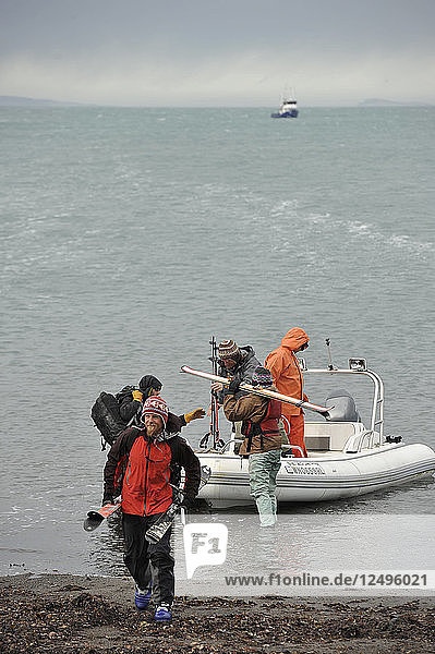Passagiere mit Skiff am Ufer von Augustine Island im Cook Inlet  Alaska