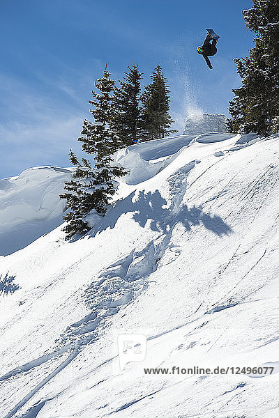 Snowboarder trifft einen Backcountry-Sprung in Vail  Colorado  USA