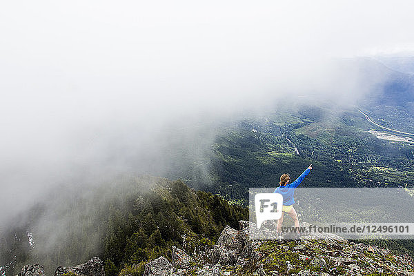 Weiblicher Wanderer auf dem Gipfel eines Berges in der Nähe von Seattle  Washington