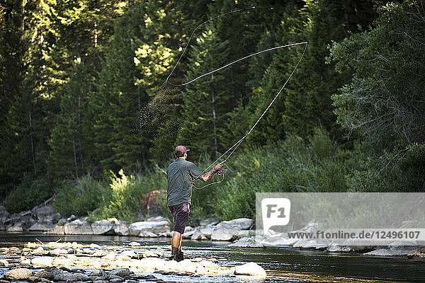 Ein Mann beim Fliegenfischen am Gros Ventre River in Jackson Hole  Wyoming