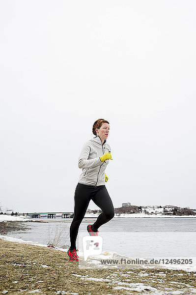 Sportler Frau läuft auf dem Pfad in der Nähe von Back Cove