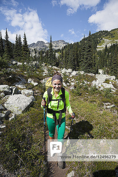 Bergsteigerin beim Wandern auf dem Mount Marriott in British Columbia