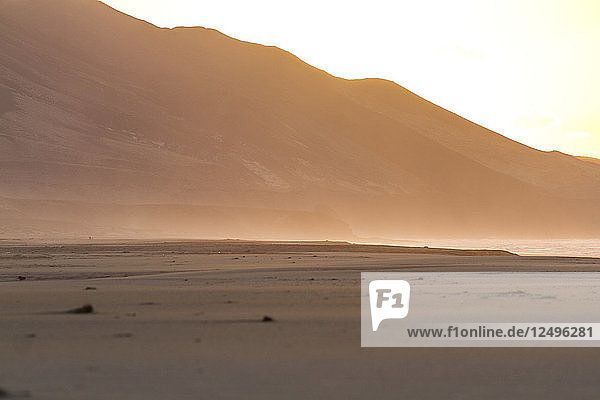 Leerer Sandstrand bei Sonnenuntergang. Fuerteventura  Kanarische Inseln