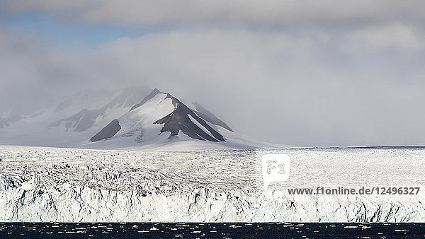 Lilliehookbreen Gletscher mit verschneiten Berg im Hintergrund in Spitzbergen  Svalbard