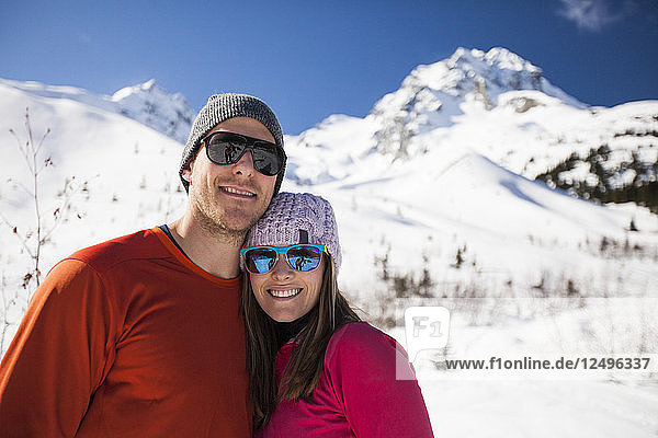 Ein aktives junges Paar posiert für ein Foto unterhalb des Joffre Peak beim Wandern in British Columbia  Kanada.