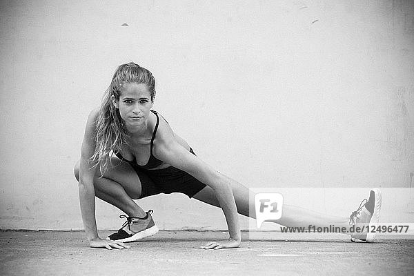 Fitnessmodel Maria Ambrose streckt ihr Bein auf einem Handballfeld in Brooklyn  New York.
