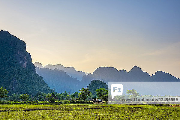 Karstlandschaft bei Sonnenuntergang  Vang Vieng  Provinz Vientiane  Laos