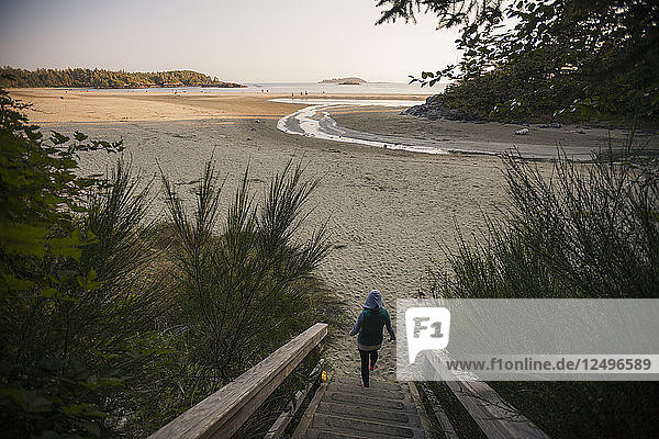 Eine Frau spaziert zum Mackenzie Beach in der Nähe von Tofino  British Columbia  Kanada.