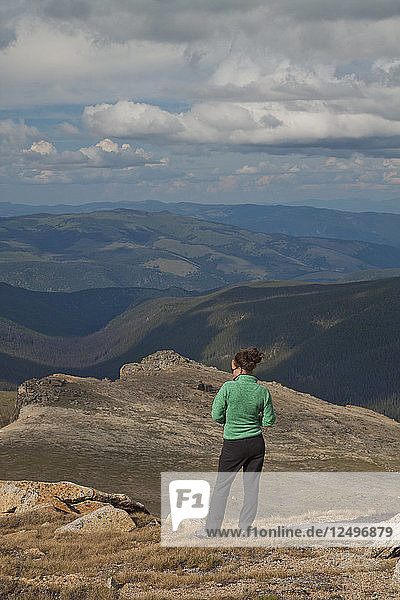 Ein Rucksacktourist genießt die Aussicht von einem Bergkamm im Cathedral Lakes Provincial Park  British Columbia  Kanada.