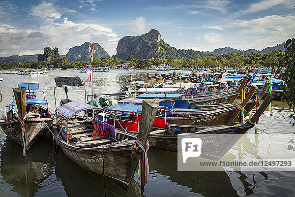 Longtail-Boot im Wasser in der Nähe von Krabi  Thailand verankert