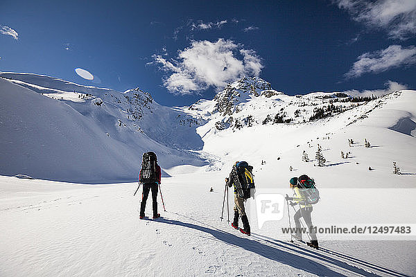 Drei Bergsteiger machen sich auf den Weg zum Gipfel des Joffre Peak in British Columbia  Kanada.