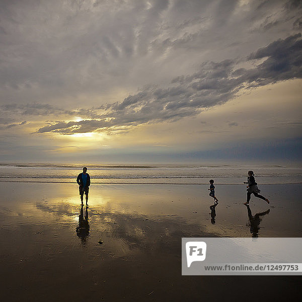 Eine dreiköpfige Familie genießt den Rockaway Beach  Oregon.