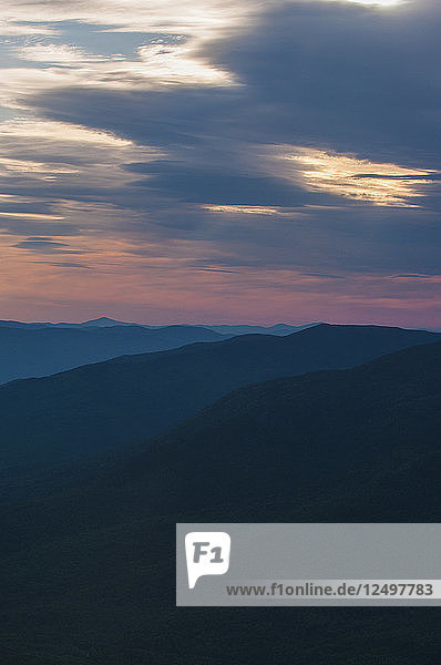 Sonnenuntergang und Wolken über den White Mountains in New Hampshire