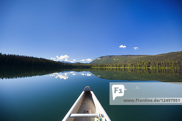 Kanufahrt über den Unna Lake im Bowron Lake Provincial Park  British Columbia  Kanada.