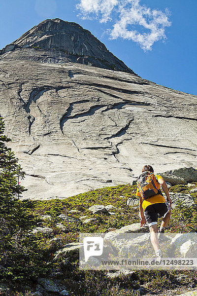 Wanderer nähert sich dem Vicuna Peak  British Columbia  Kanada