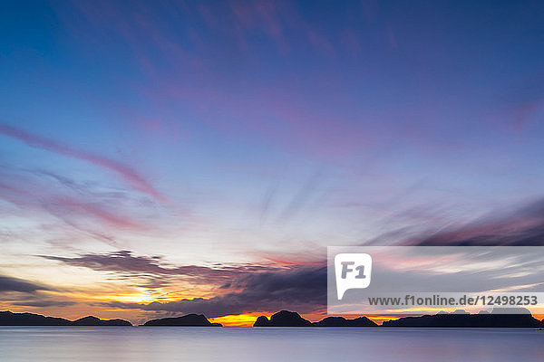Farbenfroher Sonnenuntergang über der Bacuit Bay  Marimegmeg Beach  El Nido  Palawan  Philippinen