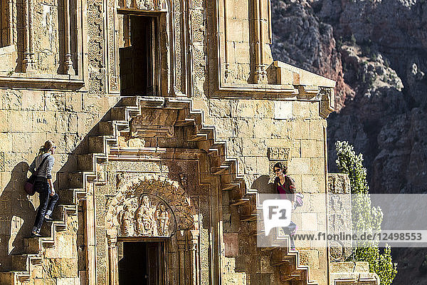 Touristen besuchen die Noravank-Kirche  Armenien