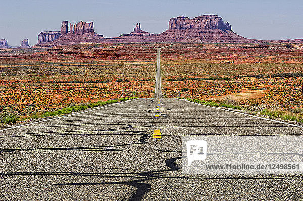 Die Straße  die zum Monument Valley Navajo Tribal Park führt  schlängelt sich bergab und dann wieder bergauf  während sie sich den Sandsteinskulpturen nähert  aus denen der Park in Mexican Hat  Utah  besteht.