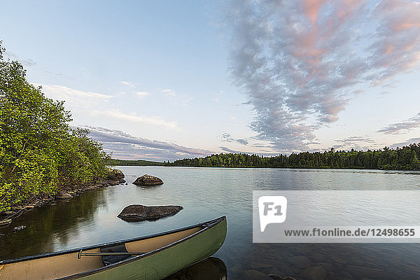 Ein Kanu am Ufer des Long Pond in den nördlichen Wäldern von Maine