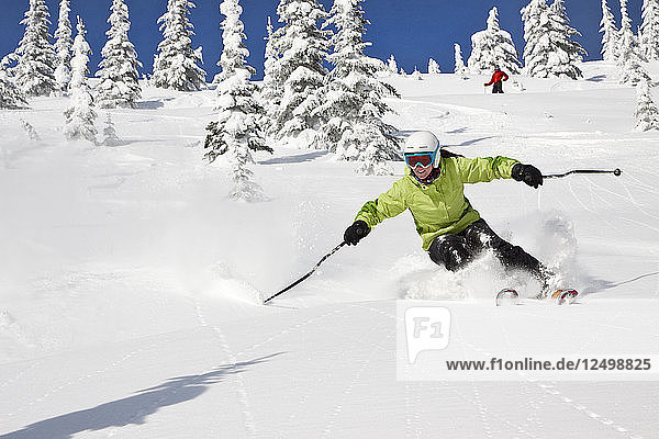 Weibliche Skifahrer Skifahren auf frischem Pulverschnee am Whitefish Mountain Resort in Whitefish  Montana  USA