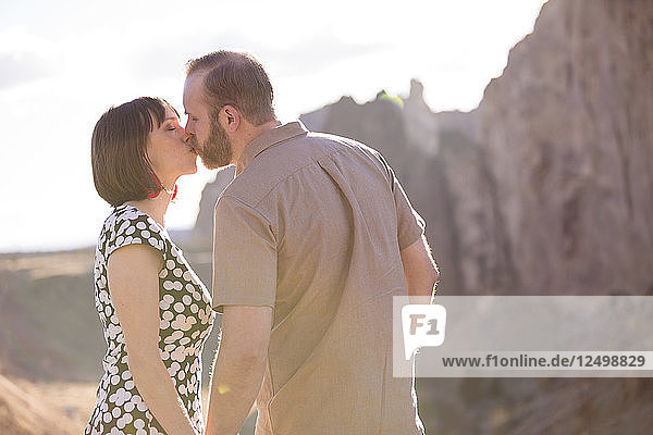 Lifestyle-Porträt eines verlobten Paares  das die freie Natur liebt  im Smith Rock State Park in Central Oregon.
