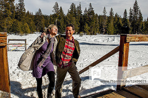 Ein Paar  das auf der Terrasse spazieren geht  mit Schnee im Hintergrund