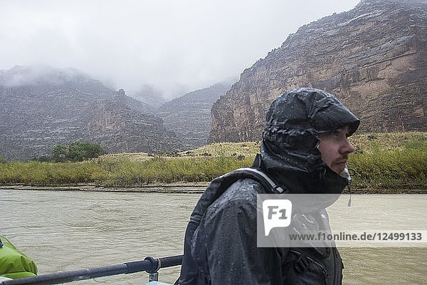 Nasser Flößer im Regen im Desolation Canyon  Utah.