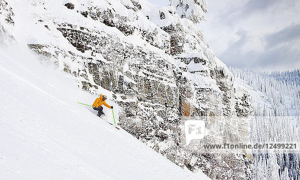 Ein männlicher Skifahrer machen eine Wende in der Ost-Kante am Whitefish Mountain Resort in Whitefish  Montana  USA