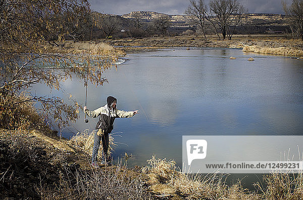 Die Naturschützerin und Schriftstellerin Rachel Shockley fischt mit der Fliege am San Juan River unterhalb des Navajo-Damms im kürzlich wiederhergestellten 80-Morgen-Hammond-Trakt  der bei Anglern sehr beliebt ist.