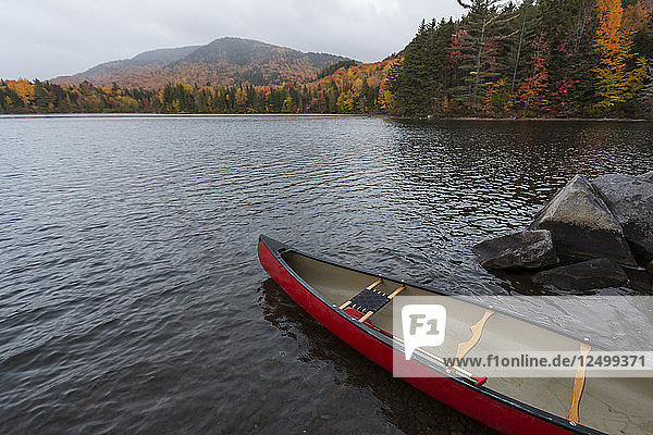 Ein Kanu am Ufer des Greenough Pond in Wentworths Location  New Hampshire