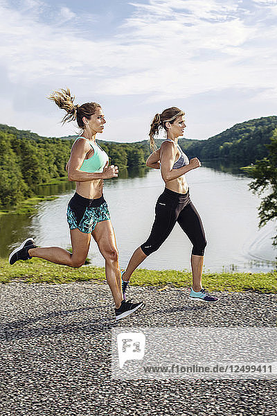 Zwei Sportlerinnen joggen auf der Straße