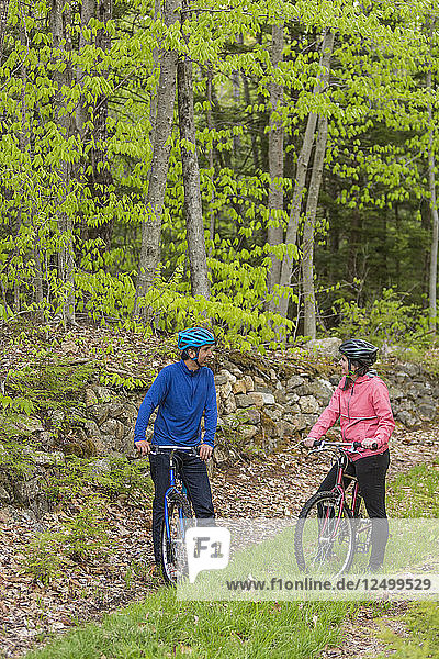 Ein Paar Mountainbiking auf einem Waldweg in der Nähe von Stonehouse Pond in Barrington  New Hampshire
