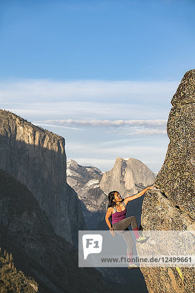 Weibliche Kletterer Klettern auf Rock in Yosemite mit El Capitan und Half Dome im Hintergrund