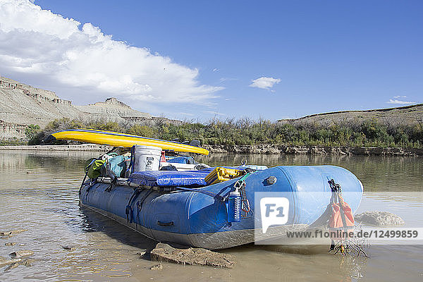 Vorbereitung eines Floßes für eine 7-tägige Fahrt auf dem Green River durch die Desolation und Gray Canyons in Utah.