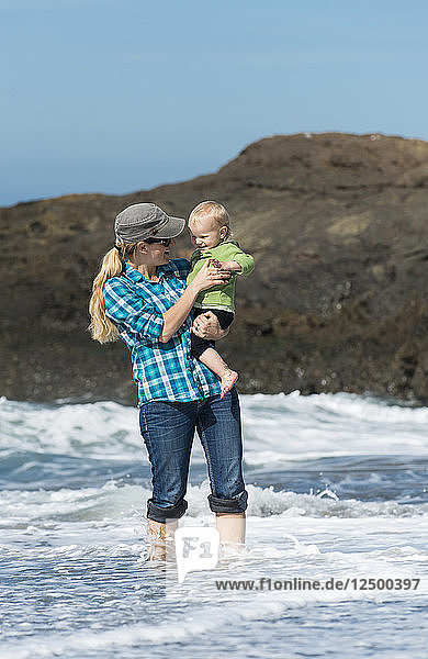 Mutter spielt mit ihrer kleinen Tochter am Strand an der kalifornischen Küste